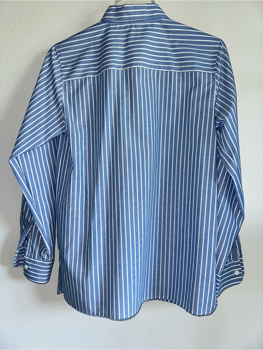 Foxcroft Classic Blue Stripe Lady’s Button-Up Shirt wrinkles free size 4 - Picture 2 of 4